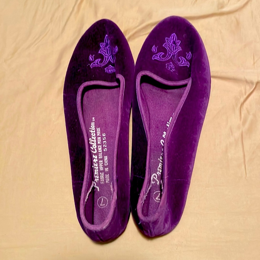 Vintage Premiere collection velvet purple flats. Narrow fit, great condition